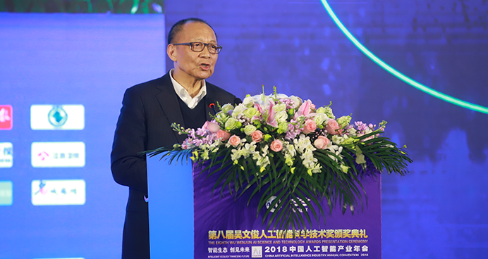 李德毅：《未来汽车——会学习的轮式机器人》